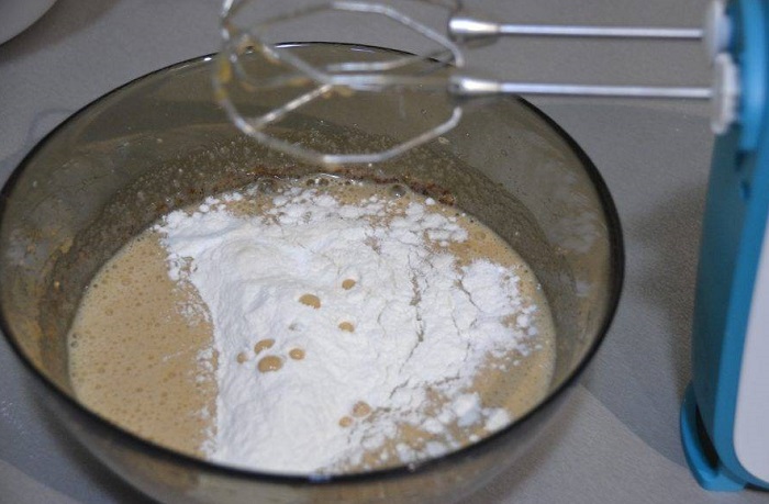 Всыпайте муку порциями Всыпайте муку порциями