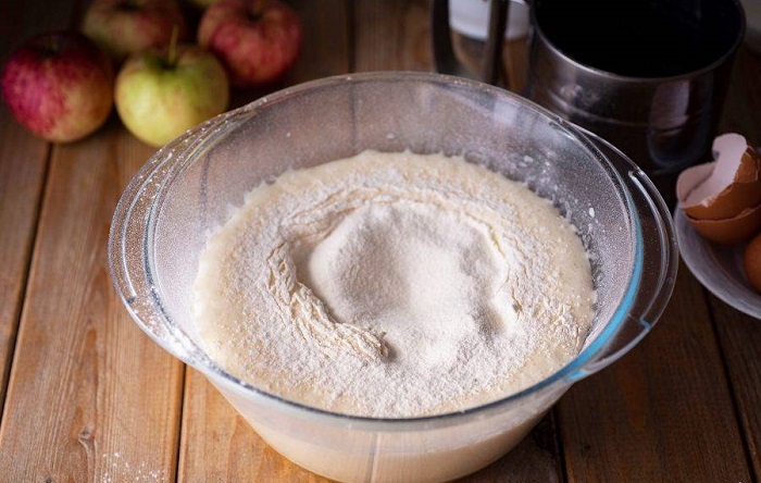 Смешайте сухие и жидкие ингредиенты Смешайте сухие и жидкие ингредиенты