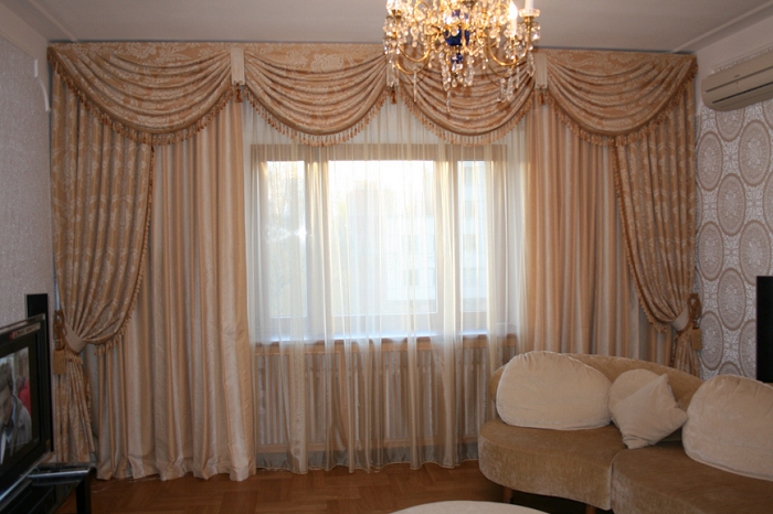 Тяжелые шторы с ламбрекенами собирают много пыли. / Фото: shtory.qoon.ru