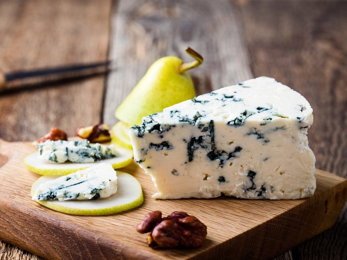 Сыр с плесенью – это дорогой деликатес. / Фото: olegcher.ru
