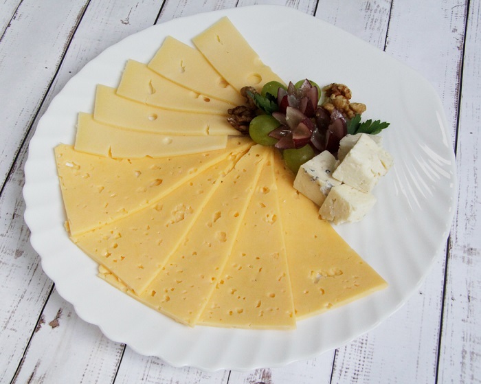 Сыр нужно выбирать исходя из его калорийности. / Фото: fb.ru