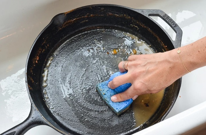 Чугунную сковороду лучше не мыть средством для посуды. / Фото: fb.ru