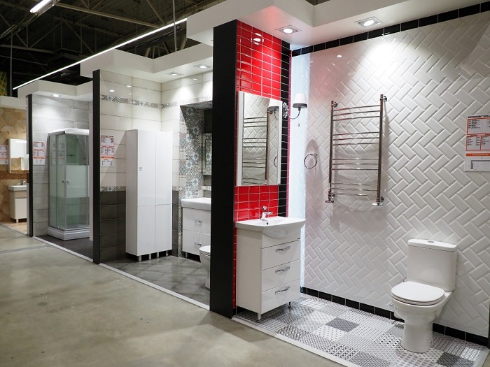 В магазинах часто представляют готовые интерьеры ванных комнат. / Фото: new-retail.ru