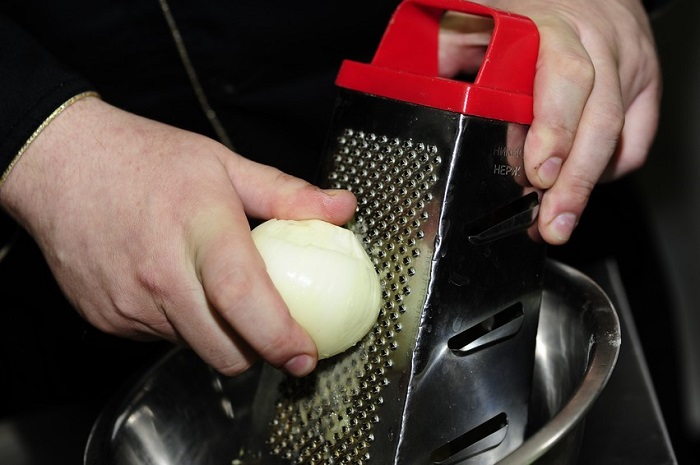 Натрите лук на мелкой терке. / Фото: syl.ru Натрите лук на мелкой терке. / Фото: syl.ru