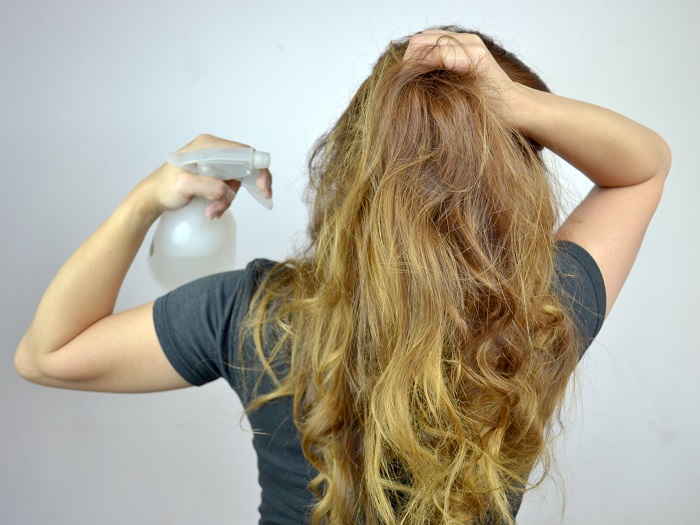 Распылите средство из воды и кондиционера на волосы. / Фото: wikihow.com