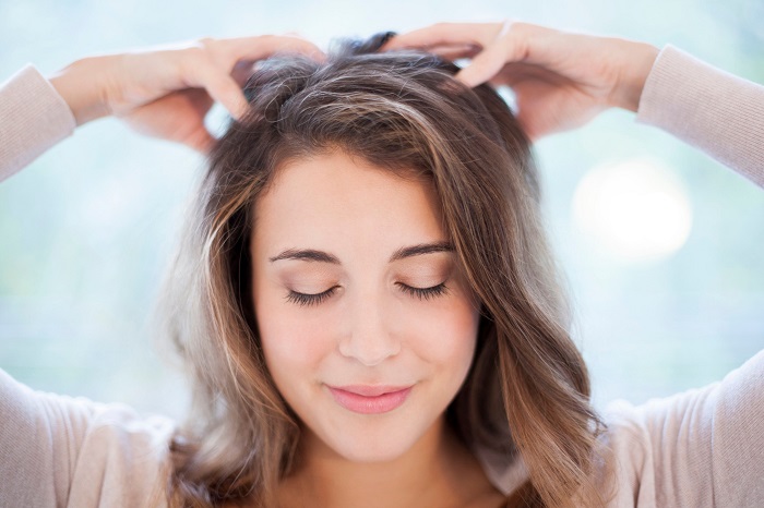 Делайте массаж головы после того, как снимаете шапку. / Фото: melannett.ru