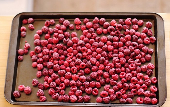 Замораживайте ягоды на подносе. / Фото: zdorovogotovim.ru