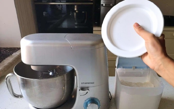 Тарелка не даст брызгам разлететься по кухне. / Изображение: дзен-канал technotion