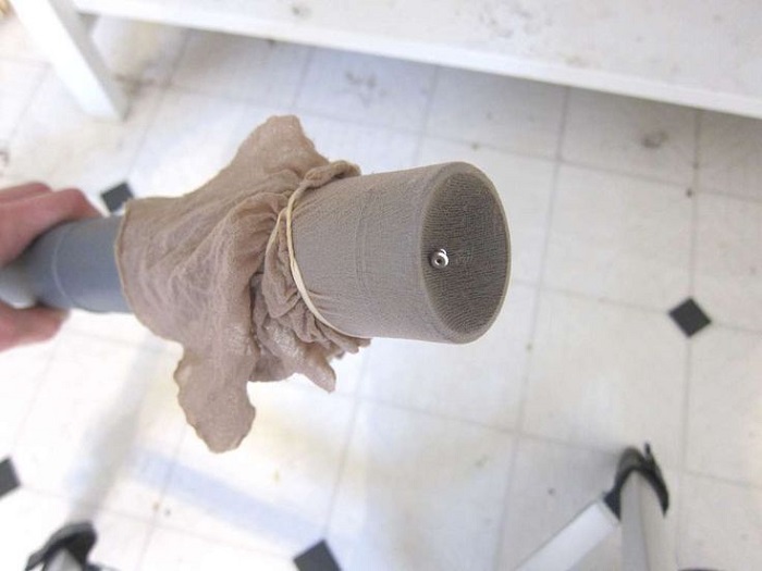 Используйте колготки, чтобы найти мелкую вещь в комнате