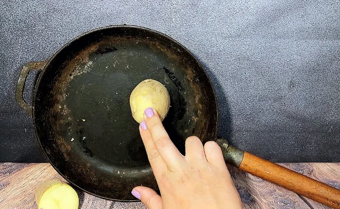 Натрите ржавчину на чугунной сковороде картофелиной. / Изображение: дзен-канал technotion