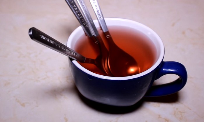 Положите в чашку с чаем несколько чайных ложек. / Фото: oneznakomke.ru