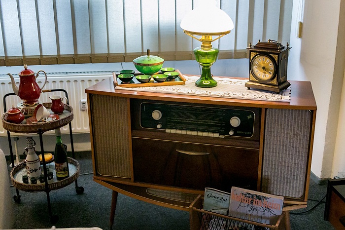 Старую радиолу можно использовать как тумбу. / Фото: stroyday.ru