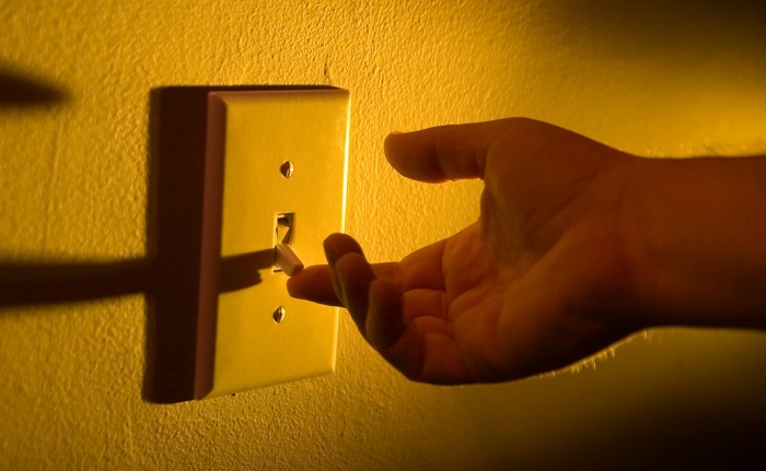 Уходя из комнаты нужно выключать свет. / Фото: infokava.com