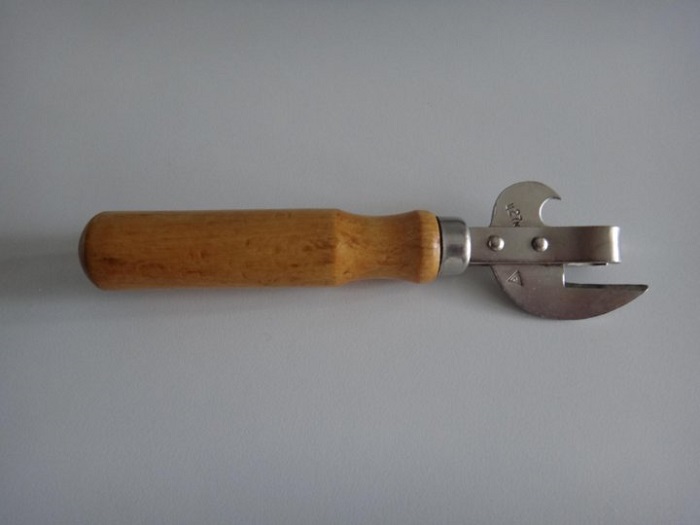 Консервная открывалка с деревянной ручкой. / Фото: youla.ru