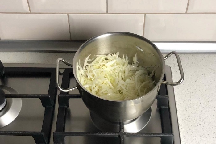 Капусту шинковали и нагревали в кастрюле Капусту шинковали и нагревали в кастрюле