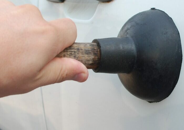 Прижмите вантуз к дверце и потяните Прижмите вантуз к дверце и потяните