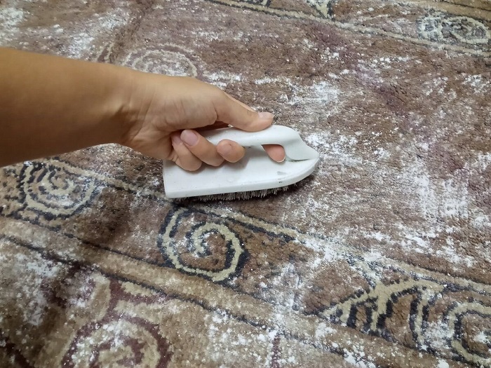 Посыпьте ковер содой и пройдитесь щеткой