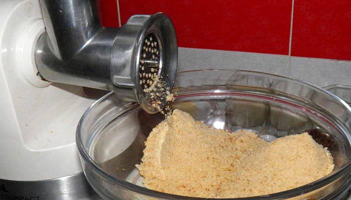 Прокрутите сухари в мясорубке Прокрутите сухари в мясорубке