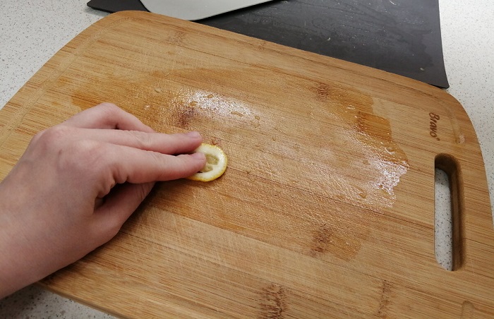 Лимон устранит неприятный запах с деревянной доски