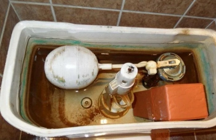 Кирпич в бачке унитаза Кирпич в бачке унитаза