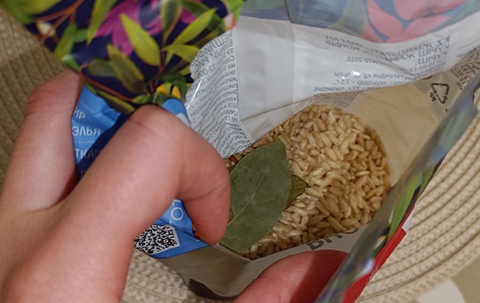Положите в пачку с крупой лавровый лист