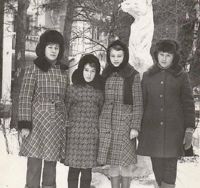 Пальто в клетку носили и взрослые, и дети Пальто в клетку носили и взрослые, и дети