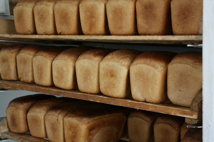 Хлеб складывали на деревянные полки в магазинах. / Фото: kartinkin.net