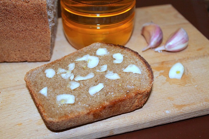 Черный хлеб смазывали растительным маслом, посыпали солью и добавляли чеснок. / Фото: fb.ru