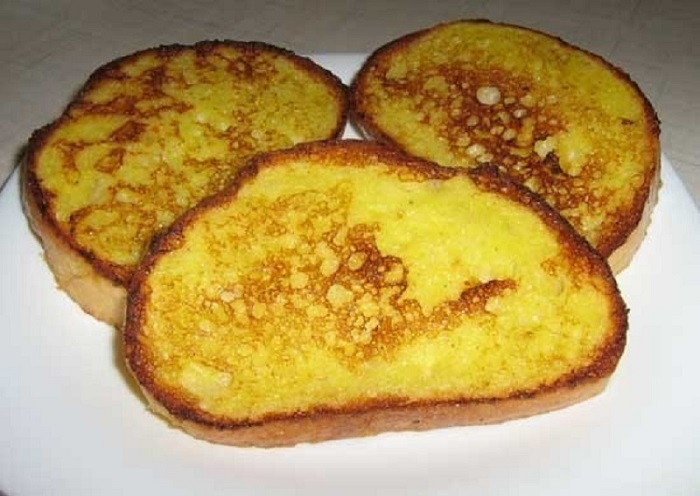 Хлеб окунали в яйцо с сахаром и обжаривали на сковороде. / Фото: sovkusom.ru
