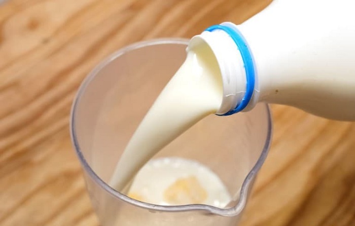 Сначала в стакан наливается молоко. / Фото: wikihow.com