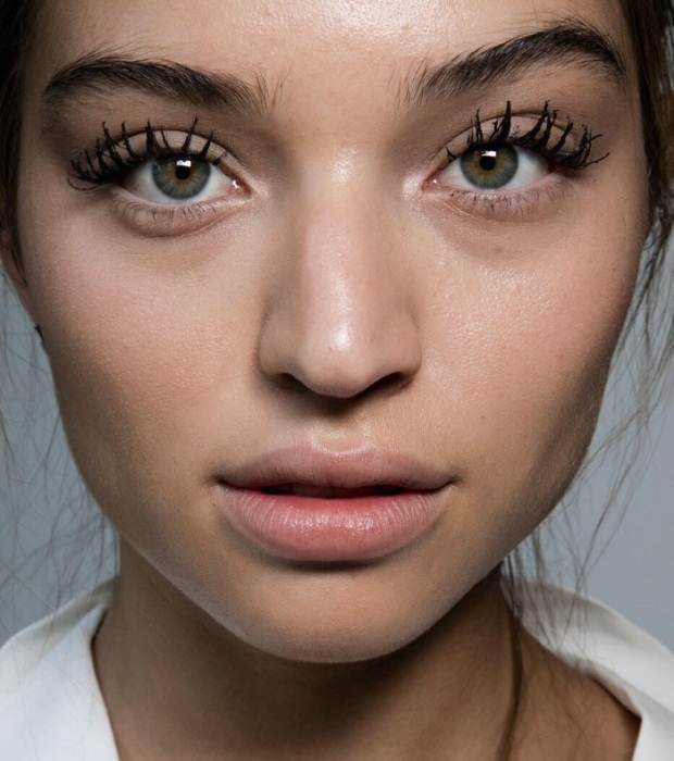 Девушки больше не пытаются разделять ресницы