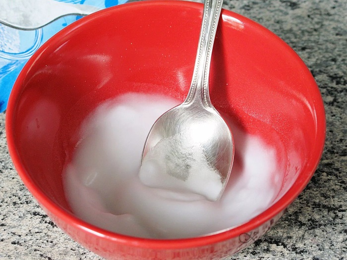 Приготовьте чистящую пасту из воды и соды. / Фото: multiurok.ru