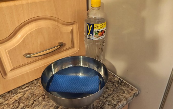 Сделайте раствор из воды и уксуса Сделайте раствор из воды и уксуса