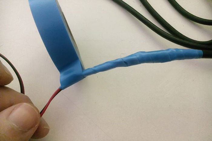 Привычка заматывать провода синей изолентой, если сломался бытовой прибор. / Фото: promikrophon.ru
