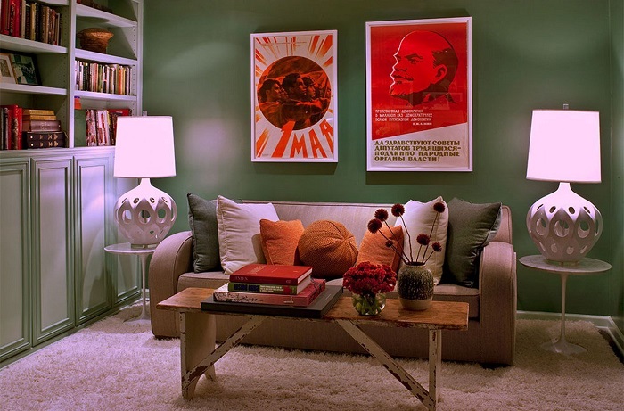 Плакаты отлично смотрятся над диваном. / Фото: design.pibig.info