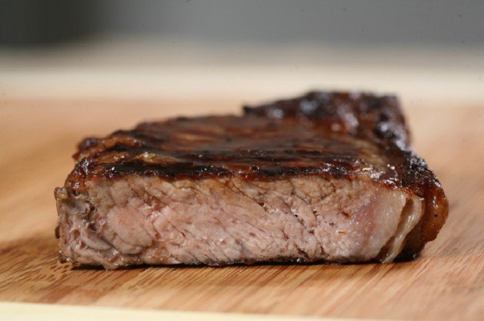 Когда стейк полностью готов, легко скрыть плохое качество мяса. / Фото: skolkogramm.ru