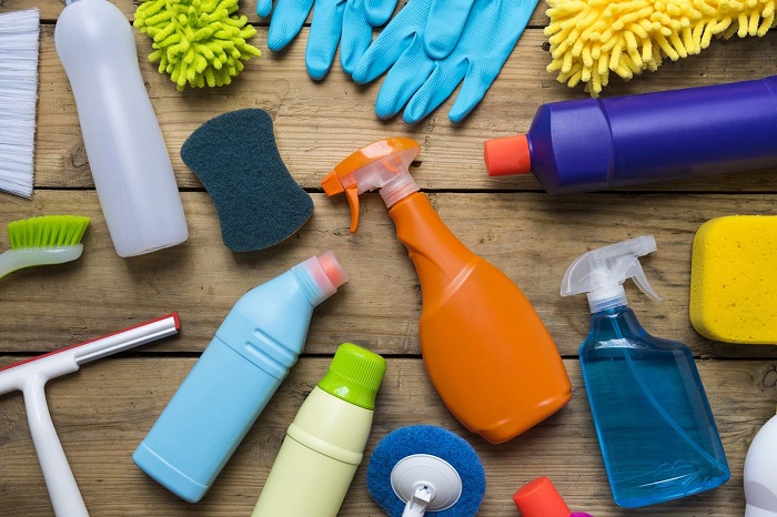 Невозможно запастись абсолютно всеми средствами для уборки. / Фото: kitchendecorium.ru