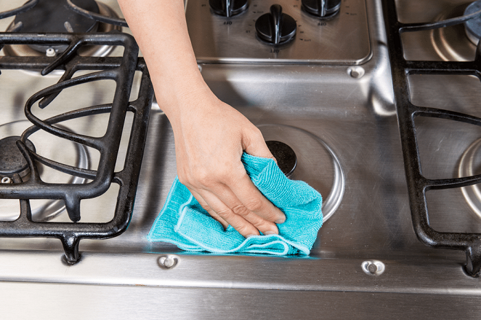Помойте плиту чистящим средством и потом отполируйте тряпкой. / Фото: stozabot.com