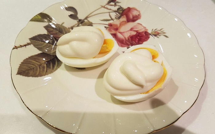 Половинки яиц украшали жирным майонезом Половинки яиц украшали жирным майонезом