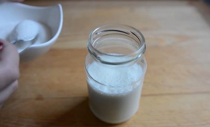 Налейте сливки в банку и по желанию добавьте сахар Налейте сливки в банку и по желанию добавьте сахар