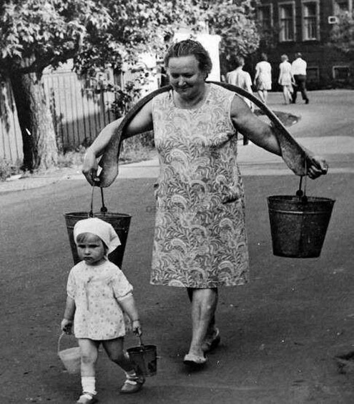 Воспитание детей полностью ложилось на женские плечи Воспитание детей полностью ложилось на женские плечи