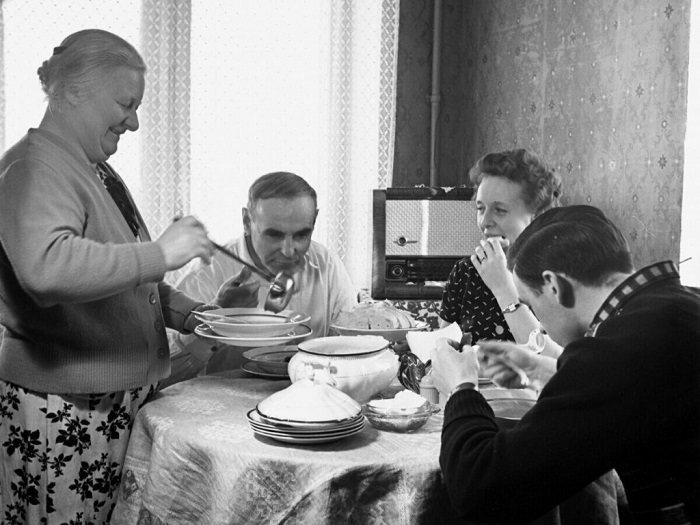 Нужно было съесть все, что накладывали на тарелку. / Фото: 2-kartinki.ru