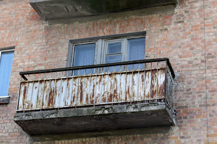 Балконы в хрущевках не были застеклены. / Фото: stroiteh-msk.ru