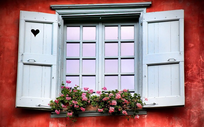 На окнах в Швейцарии нет штор, зато есть наружные ставни. / Фото: strourem.ru