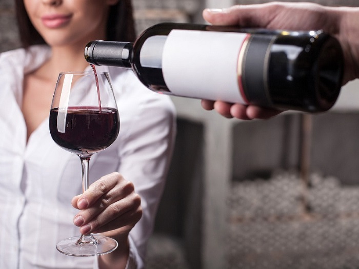 Официанты постоянно подливают вино, чтобы бутылка быстрее закончилась. / Фото: subscribe.ru
