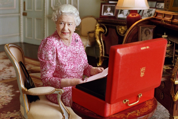 Королева носит с собой сумку даже в Букингемском дворце. / Фото: myseldon.com