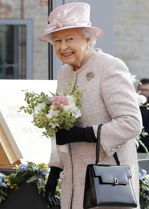 Если сумка на сгибе локтя - значит, у королевы хорошее настроение