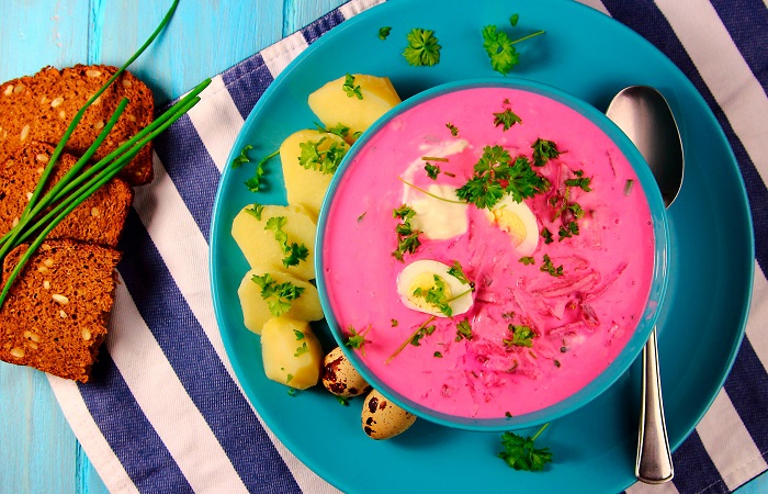 Литовский суп принято подавать с яйцом и картофелем. / Фото: edimdoma.ru