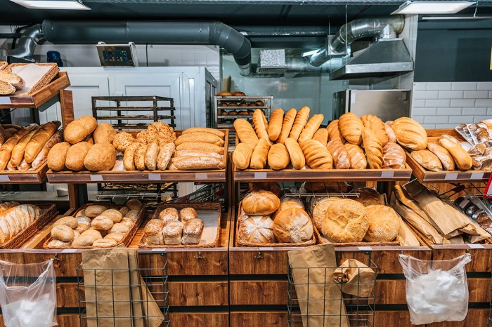 Свежеиспеченный хлеб всегда стоит дороже заводского. / Фото: takprosto.cc
