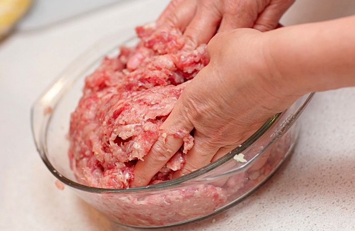 Фарш нужно вымешивать 5-7 минут. / Фото: gastronom.ru Фарш нужно вымешивать 5-7 минут. / Фото: gastronom.ru